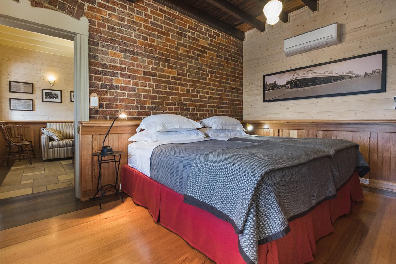 Old Bank Boutique Hotel ミタゴン エクステリア 写真