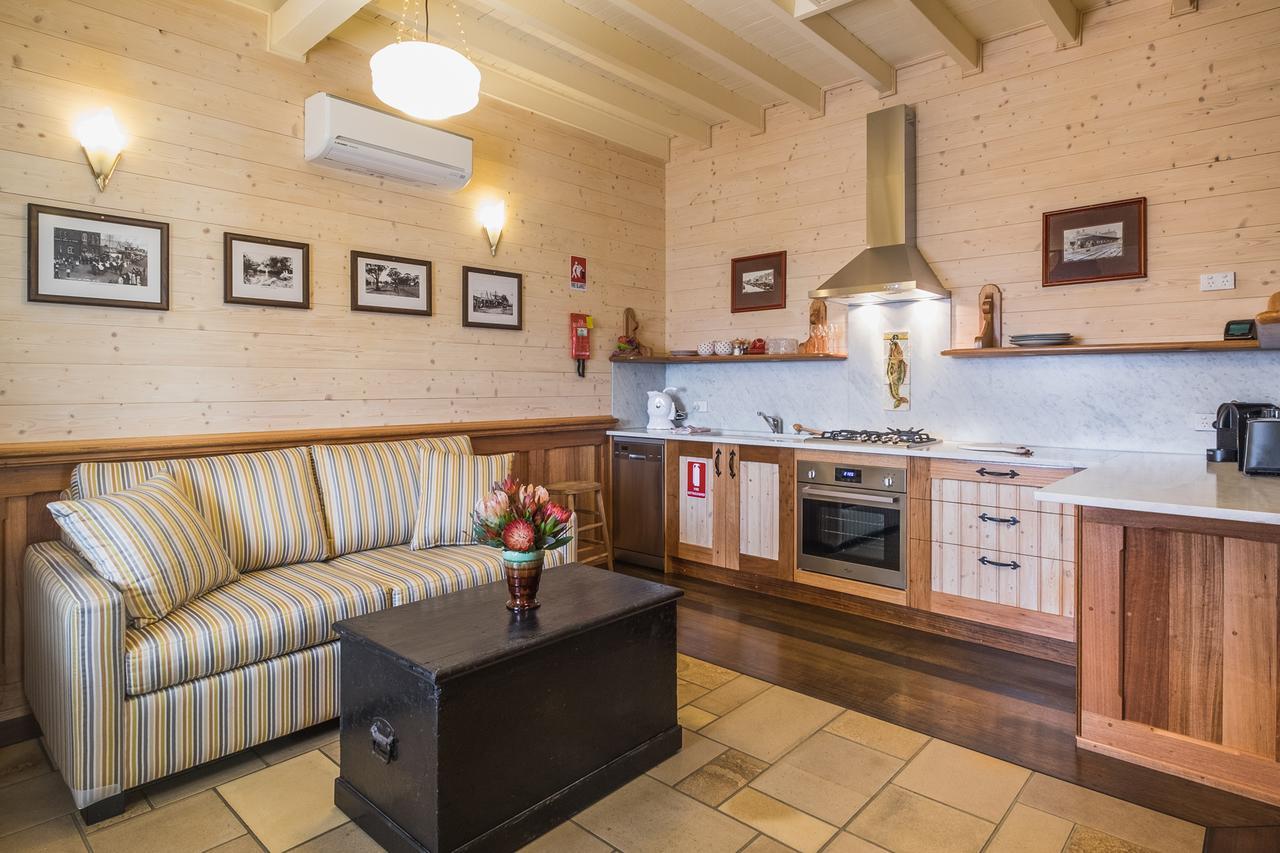 Old Bank Boutique Hotel ミタゴン エクステリア 写真