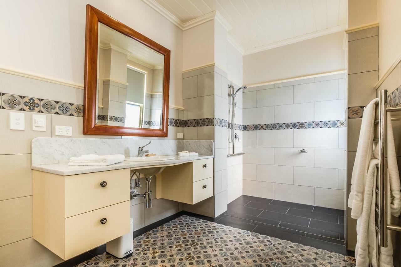 Old Bank Boutique Hotel ミタゴン エクステリア 写真